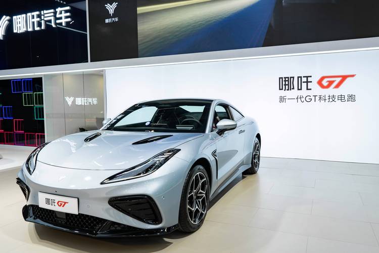 东莞20哪吒汽车在智能汽车领域的表现，领途汽车在新能源汽车市场中的影响力